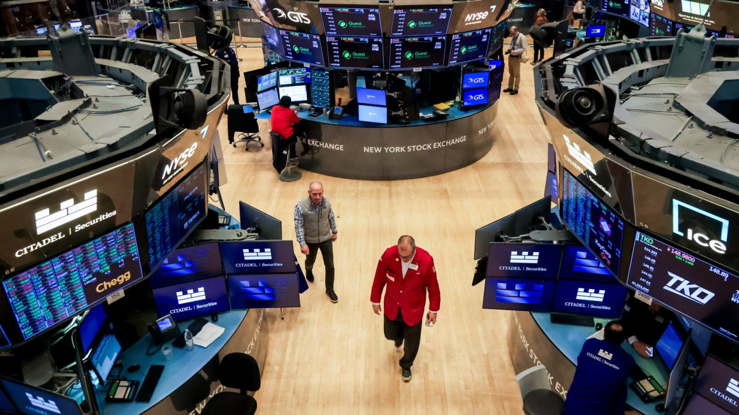 Markets tumble as Trump puts pressure on Federal Reserve